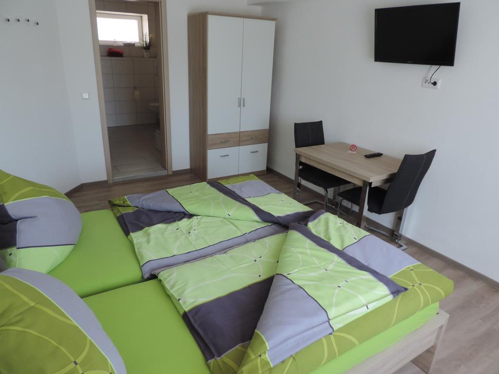 Pension Am Kirchberg Wehringen Habitación foto